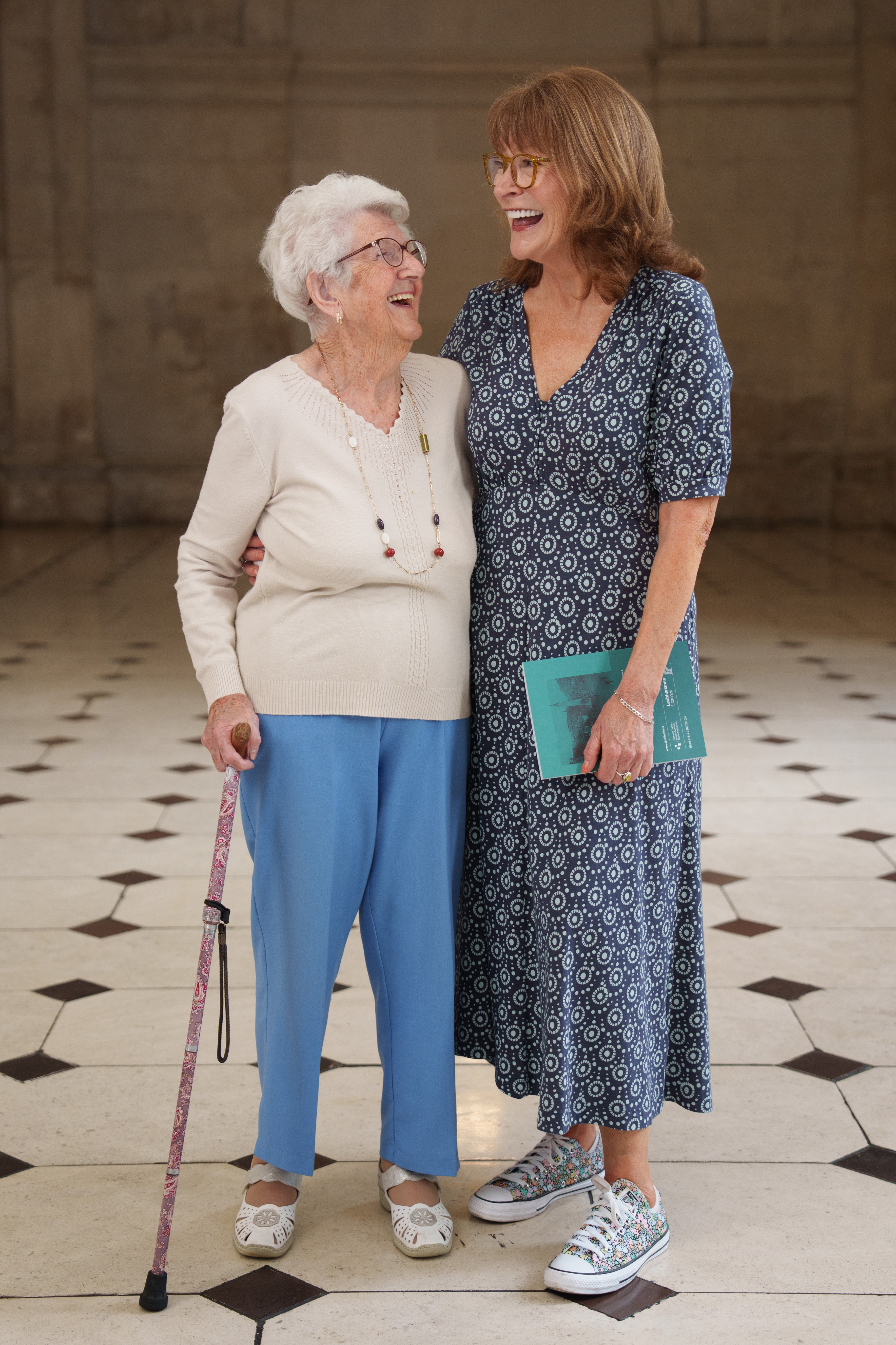 Moira Mahon (ar chlé) in éineacht leis an staraí Elizabeth Kehoe ó Staraithe Cónaithe Chathair Bhaile Átha Cliath. Grianghraf le caoinchead: Fran Veale/Julien Behal Photography.