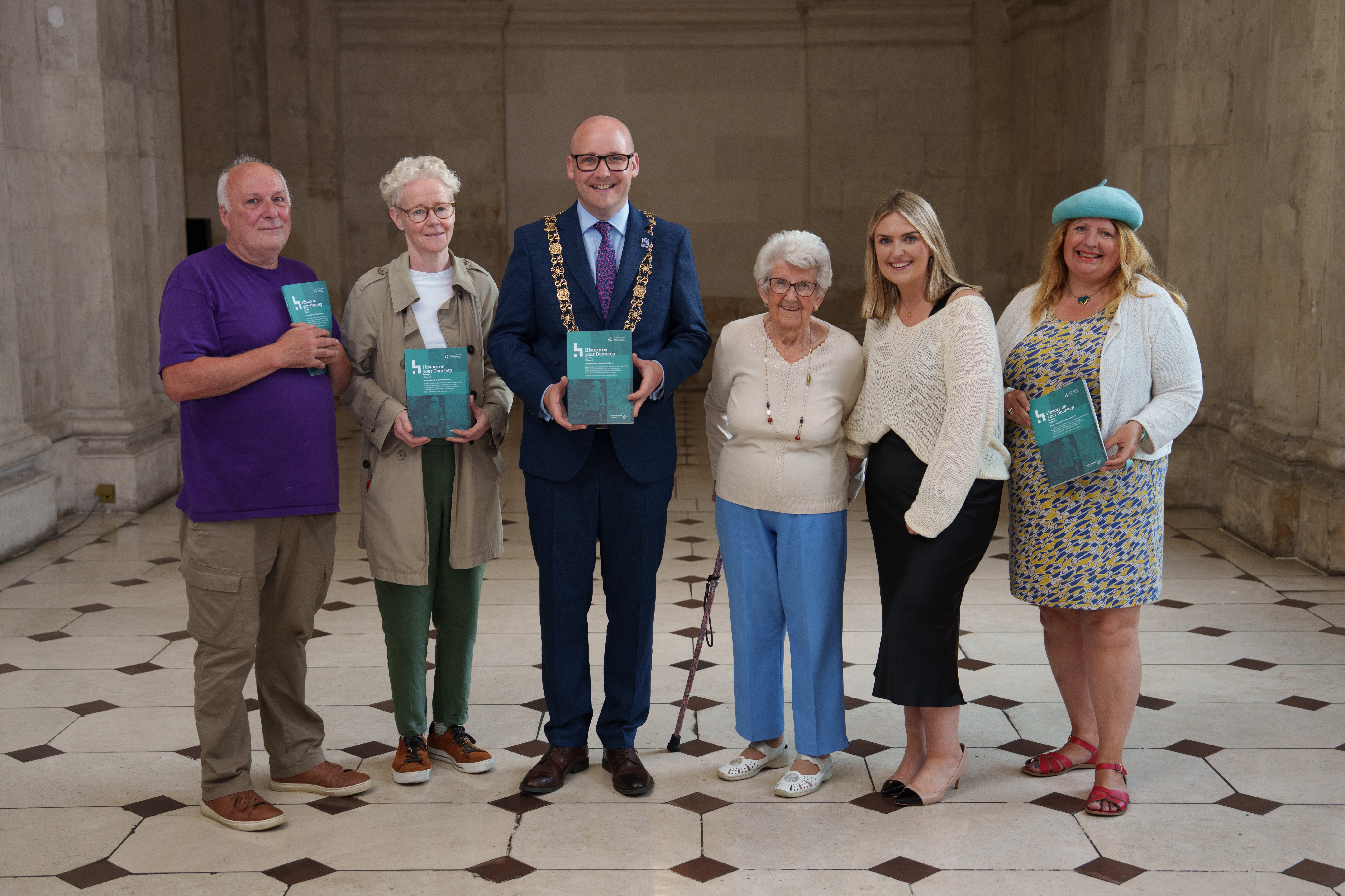Sa phictiúr, ó chlé go deas: An Clr Dermot Lacey, an Clr Noelle Brown, an tArd-Mhéara an Clr Ray McAdam, Moira Mahon, an Clr Aoibheann Mahon agus an Clr Donna Cooney. Grianghraf le caoinchead: Fran Veale/Julien Behal Photography.