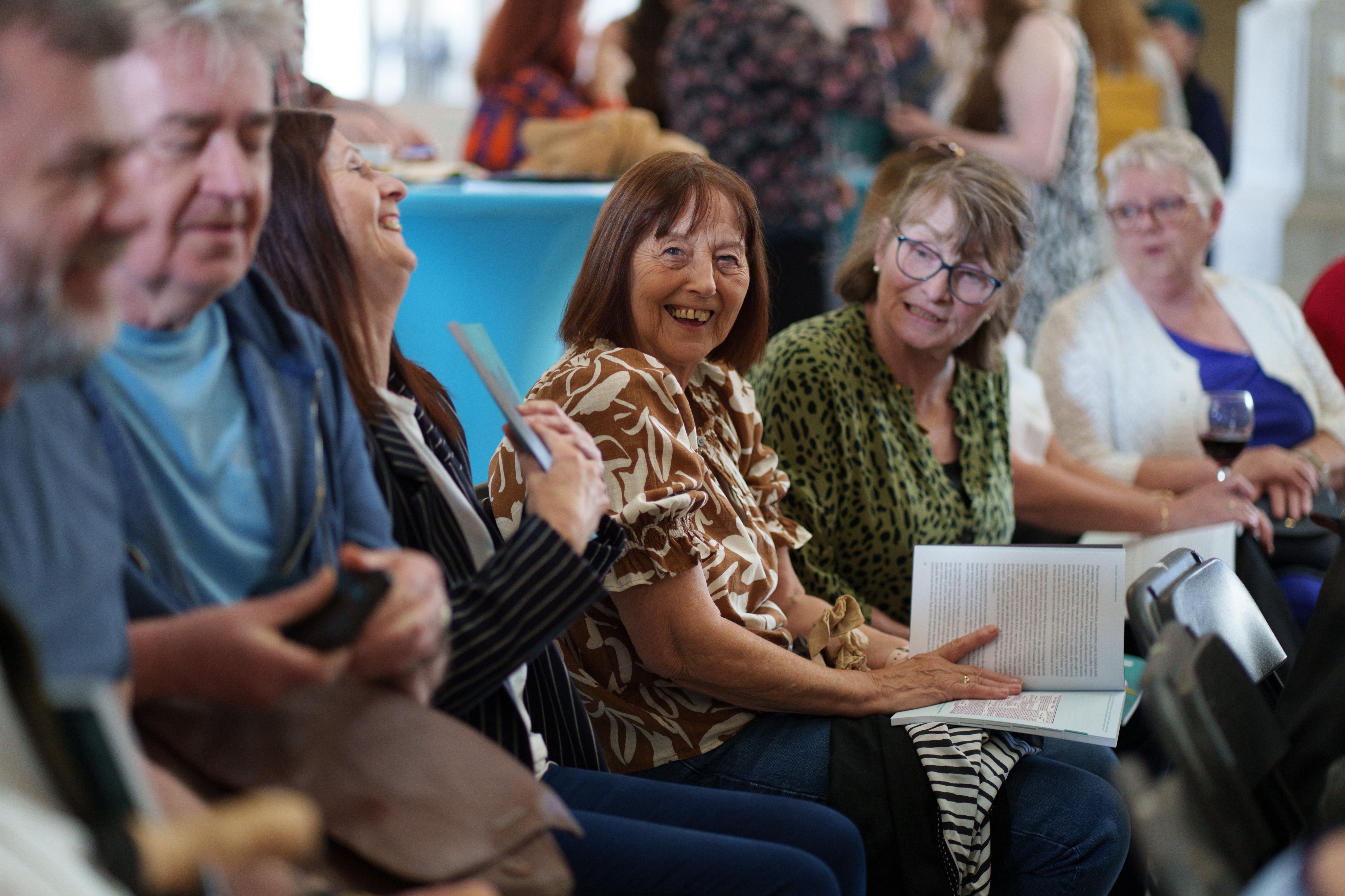 Grianghraf le caoinchead: Fran Veale/Julien Behal Photography.