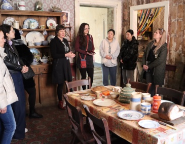 Tea and Chats Tour guide at 14 Henrietta Street with group of people Hill Street Family Resource Centre visit 20250304 800x540