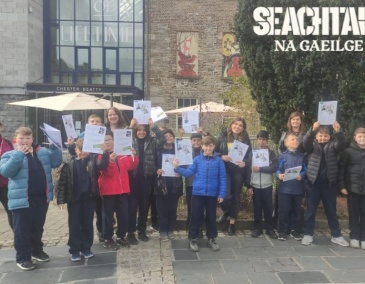 Education A group of schooldchildren complete the Hidden Histories hunt with Dervilia Roche Historian in Residence for Children 800 x 540