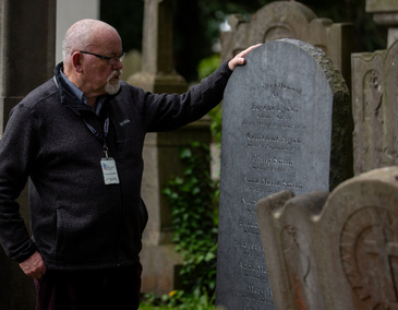 Walking tour Fergus at the Lynch and Smith grave in Goldenbridge Cemetery Inchicore 800 x 540