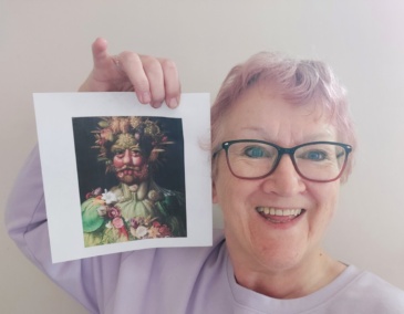 Mo holding up a picture