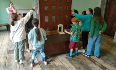 14 Henrietta Street children examine a model of a house on Henrietta Street 800 x 540
