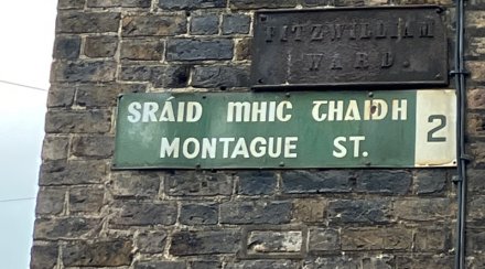 Cló gaelach main sign
