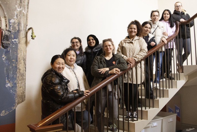 Tea and Chats A group of people stand on the stairs in 14 Henrietta Street Hill Street FRC visit to 14 Henrietta Street 20250304 800x540 copy