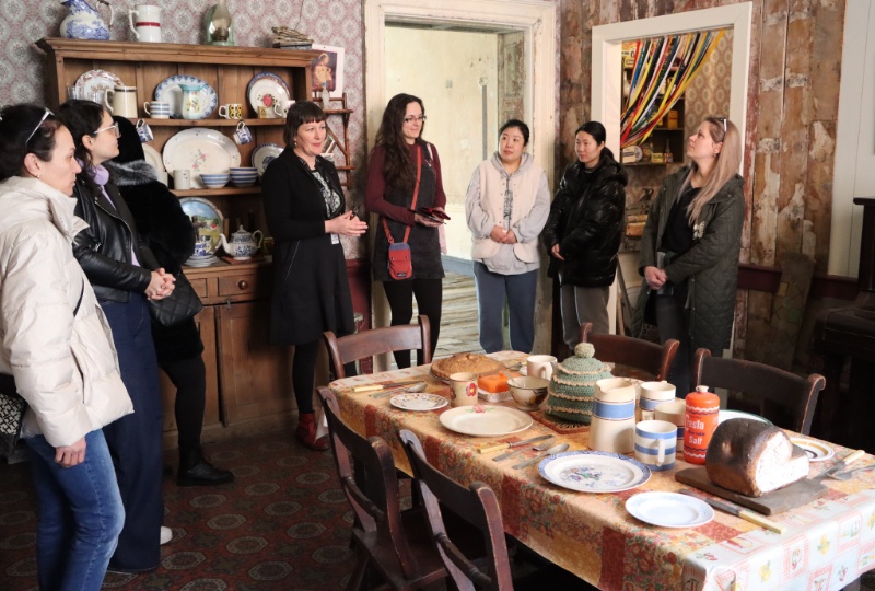 Tea and Chats Tour guide at 14 Henrietta Street with group of people Hill Street Family Resource Centre visit 20250304 800x540