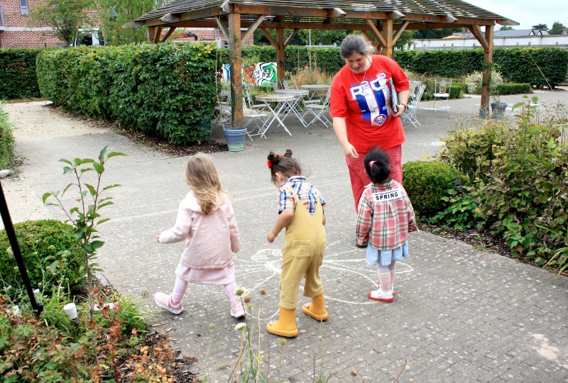 Tea and Chats Gardener Polly Rowley Sams talks to three small children in the garden at Richmond Barracks Hill Street visit Richmond Barracks 20250819 800x540