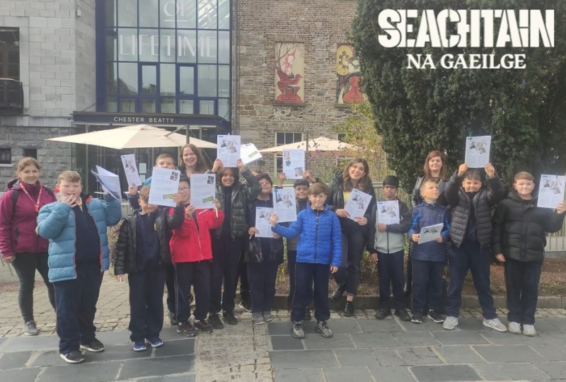 Education A group of schooldchildren complete the Hidden Histories hunt with Dervilia Roche Historian in Residence for Children 800 x 540