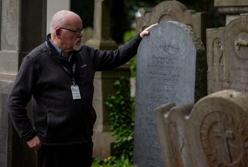 Walking tour Fergus at the Lynch and Smith grave in Goldenbridge Cemetery Inchicore 800 x 540