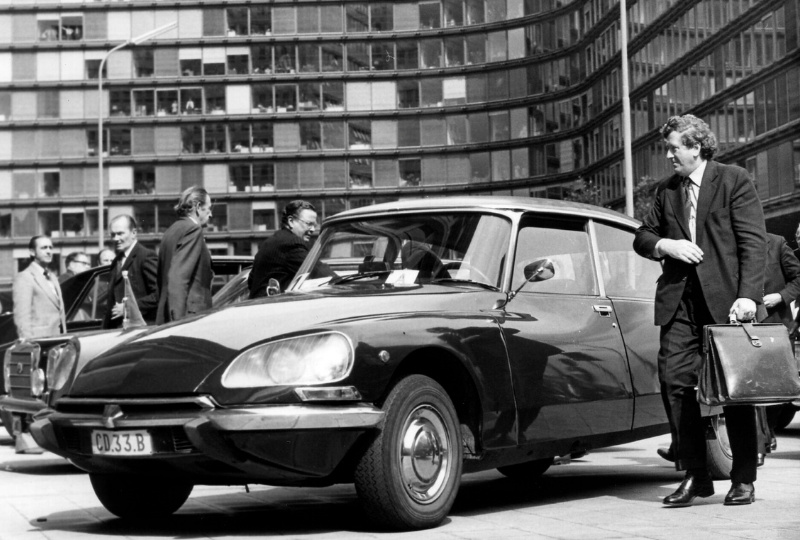 Officials arrive in a classic Citroën DS at the Berlaymont building in Brussels during Ireland's first EEC Council Presidency in 1975.