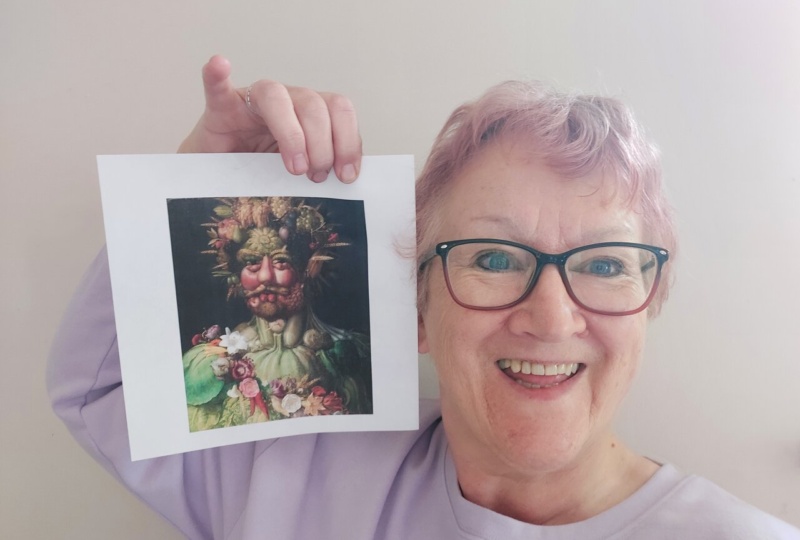 Mo holding up a picture